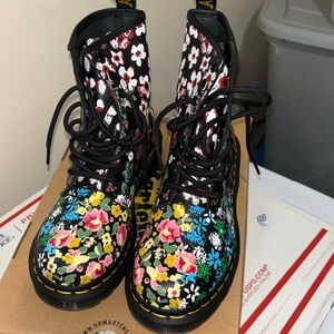 Dr Airwair Martens FLORAL MASH UP BACKHAND boots size 6 new in box